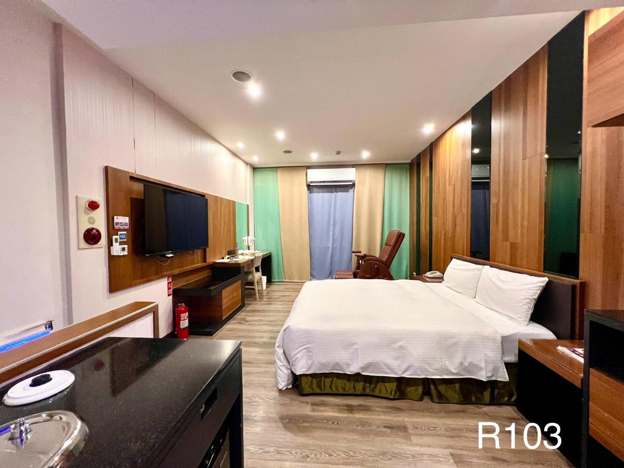 Catwalk Motel -Тайнань Экстерьер фото