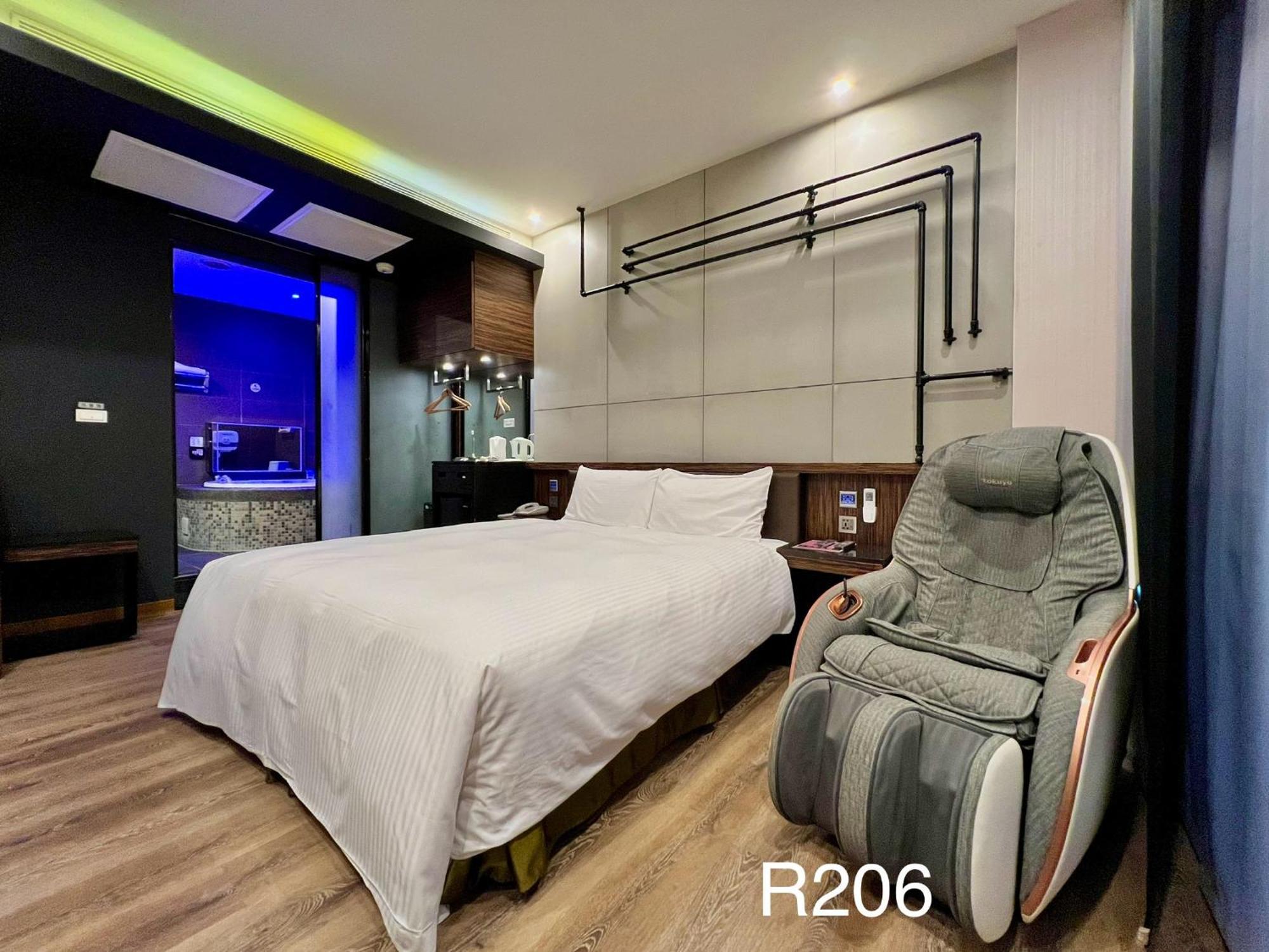 Catwalk Motel -Тайнань Экстерьер фото